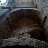 Del precedente edificio si salv� solo una cappella del XII secolo chiamata prima San Nicola al Porto e poi dedicata a Sant�Antonio Abate: una struttura i cui resti sono ancora oggi visibili